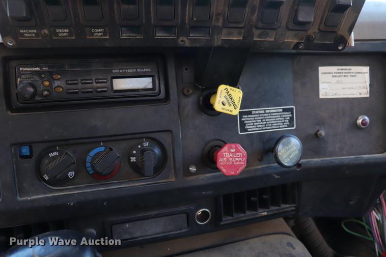 image for item ED9581 2000 International 4900 bucket truck