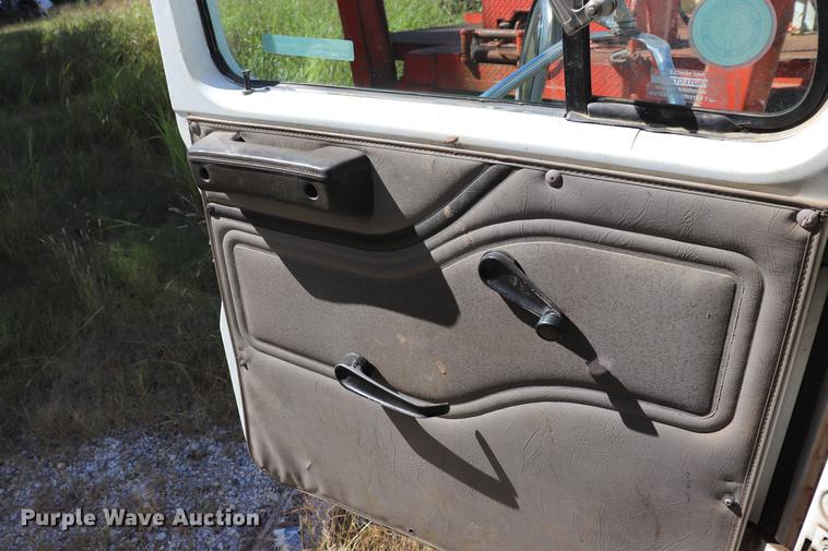 image for item ED9581 2000 International 4900 bucket truck