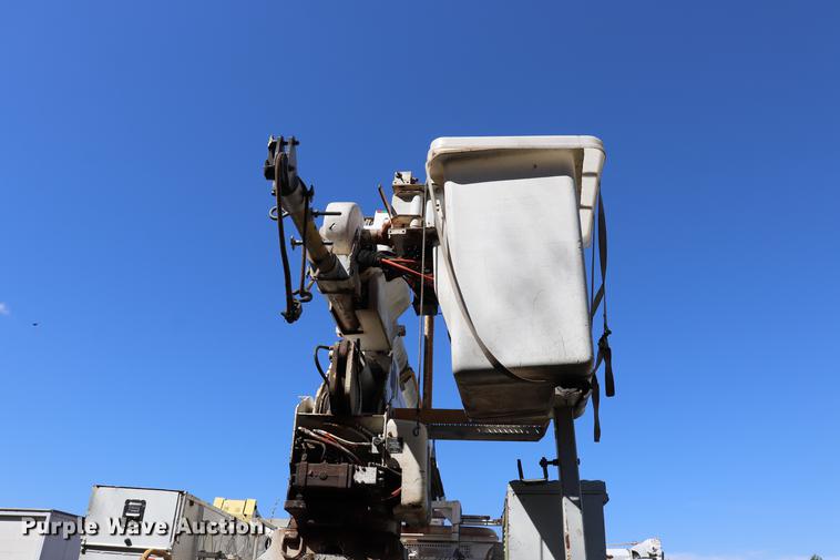 image for item ED9581 2000 International 4900 bucket truck