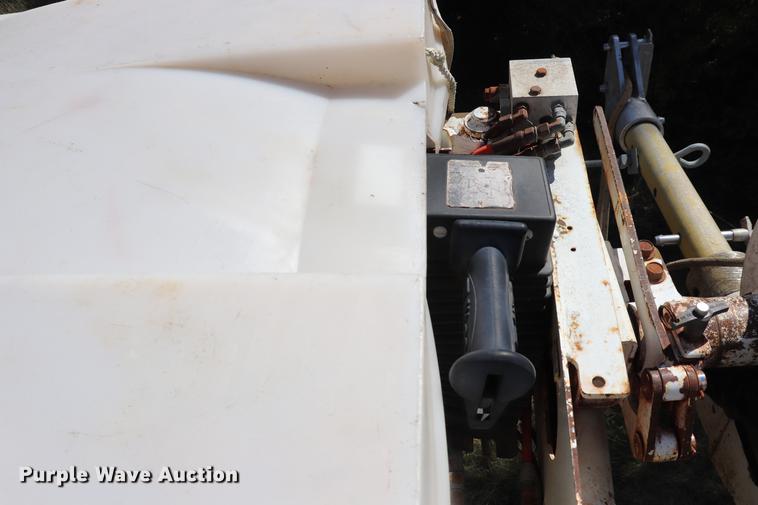 image for item ED9581 2000 International 4900 bucket truck