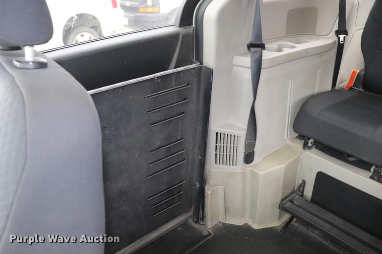 image for item ED9630 2010 Dodge Grand Caravan handicap accessible van