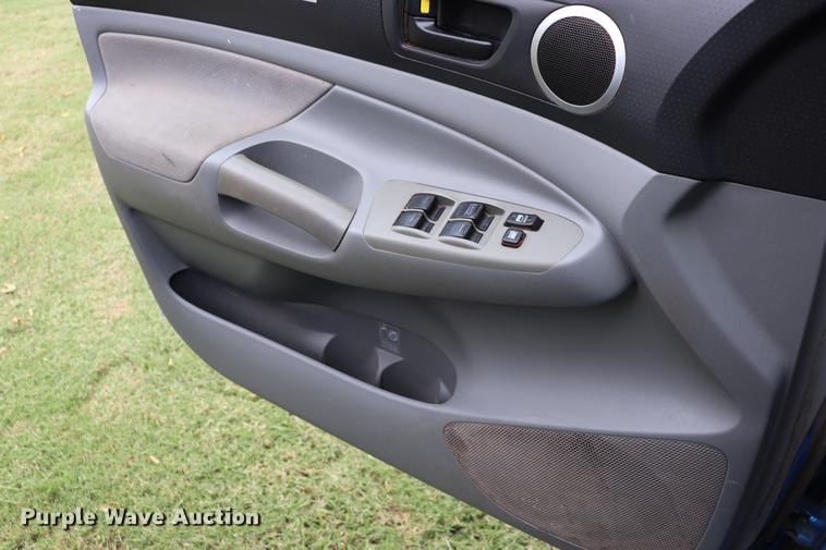 image for item ED9639 2006 Toyota Tacoma Double Cab pickup truck