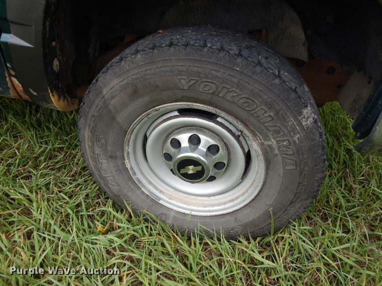 image for item J5665 1998 Chevrolet 2500 pickup truck