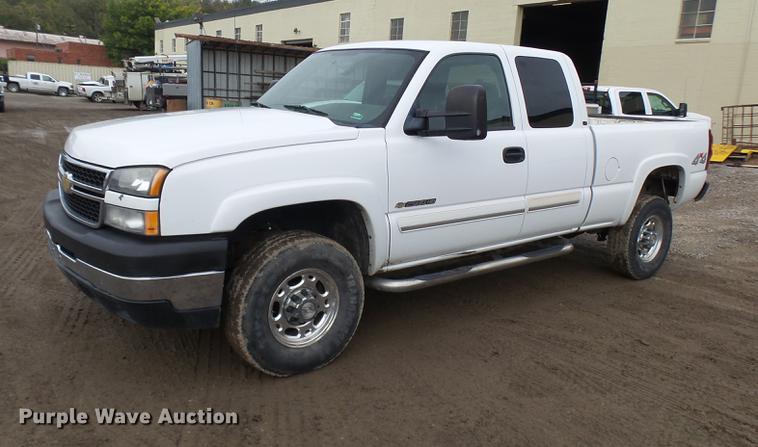 image for item K1768 2007 Chevrolet Silverado Classic 2500HD LT Ext. Cab pickup truck