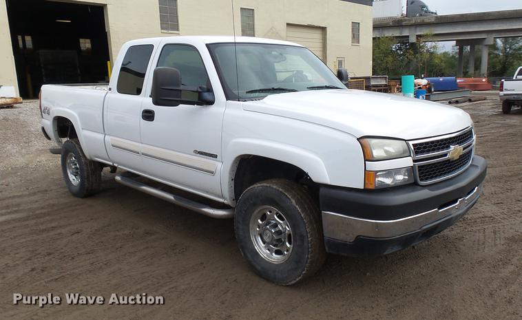 image for item K1768 2007 Chevrolet Silverado Classic 2500HD LT Ext. Cab pickup truck