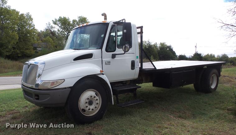 image for item K6360 2002 International 4300 flatbed truck