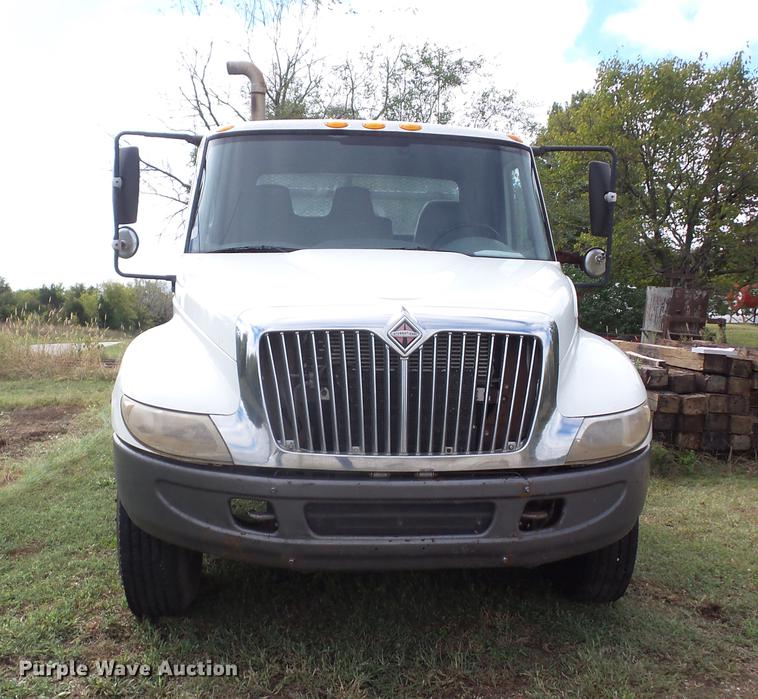 image for item K6360 2002 International 4300 flatbed truck