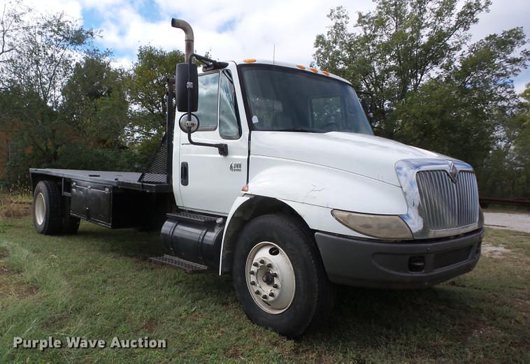 image for item K6360 2002 International 4300 flatbed truck