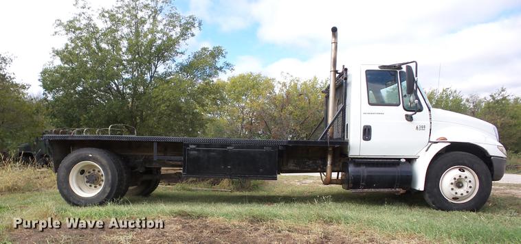 image for item K6360 2002 International 4300 flatbed truck