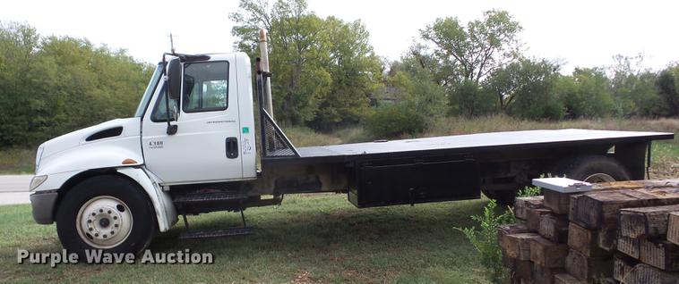 image for item K6360 2002 International 4300 flatbed truck