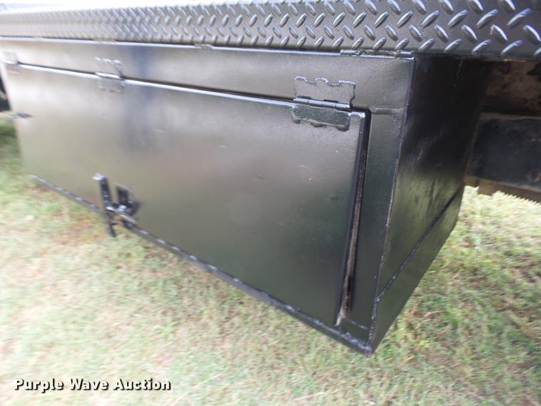 image for item K6360 2002 International 4300 flatbed truck