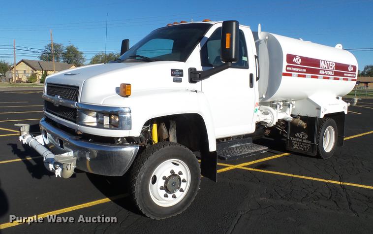 image for item BJ9939 2007 Chevrolet C5500 water truck