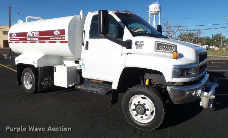 image for item BJ9939 2007 Chevrolet C5500 water truck