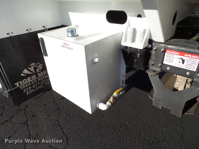 image for item BJ9939 2007 Chevrolet C5500 water truck