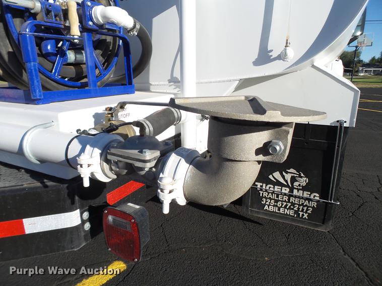 image for item BJ9939 2007 Chevrolet C5500 water truck