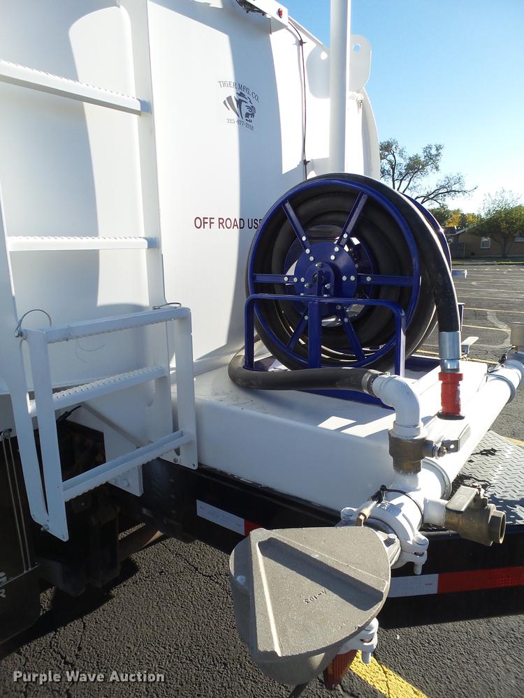 image for item BJ9939 2007 Chevrolet C5500 water truck