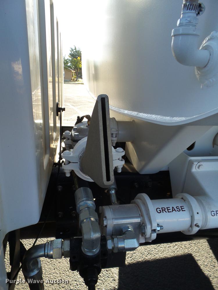 image for item BJ9939 2007 Chevrolet C5500 water truck