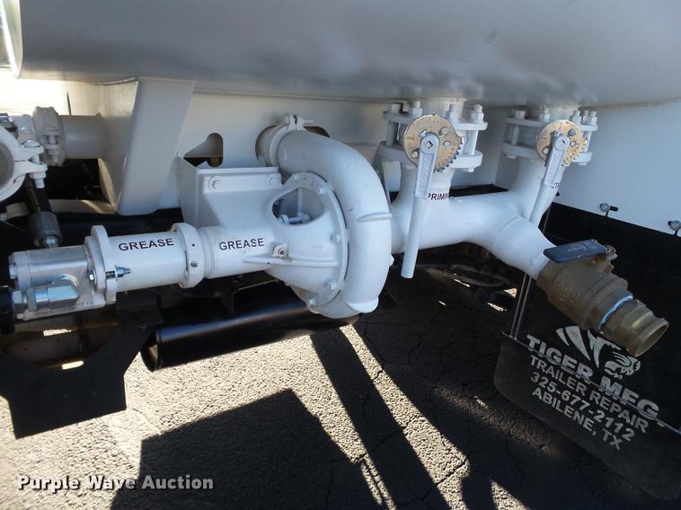 image for item BJ9939 2007 Chevrolet C5500 water truck