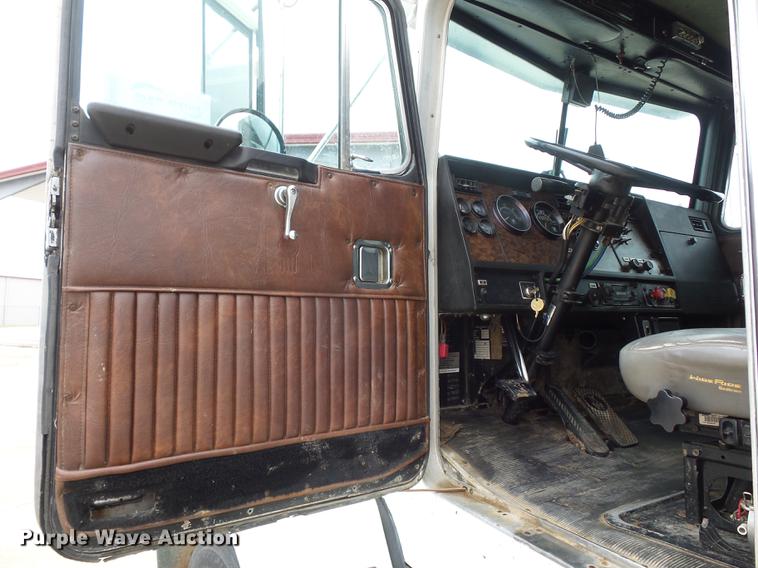 image for item DA0800 1988 Kenworth T800 box truck