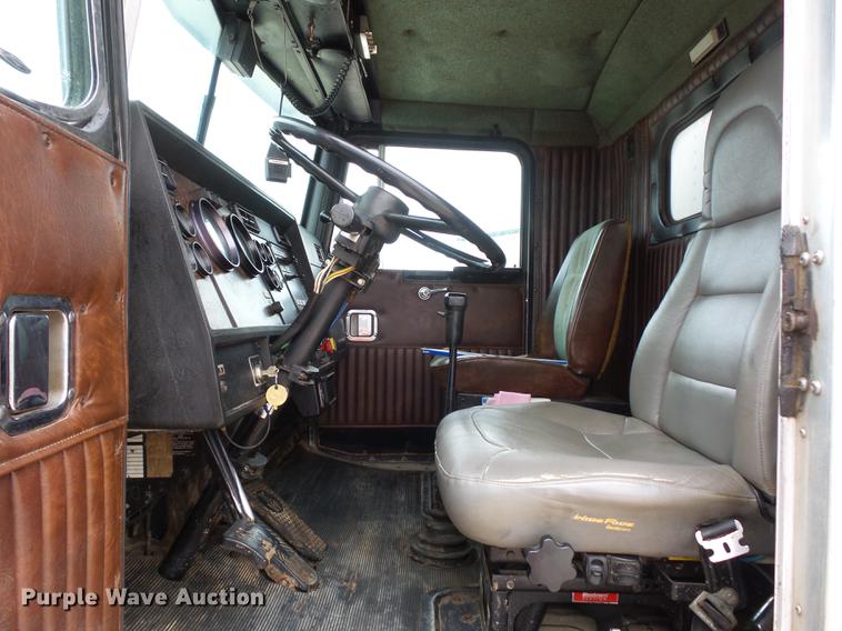 image for item DA0800 1988 Kenworth T800 box truck