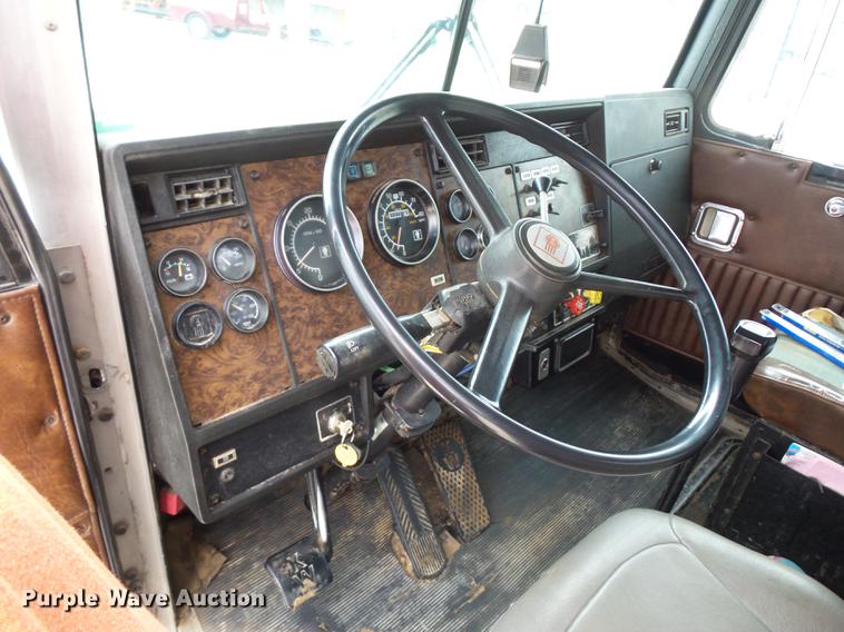 image for item DA0800 1988 Kenworth T800 box truck