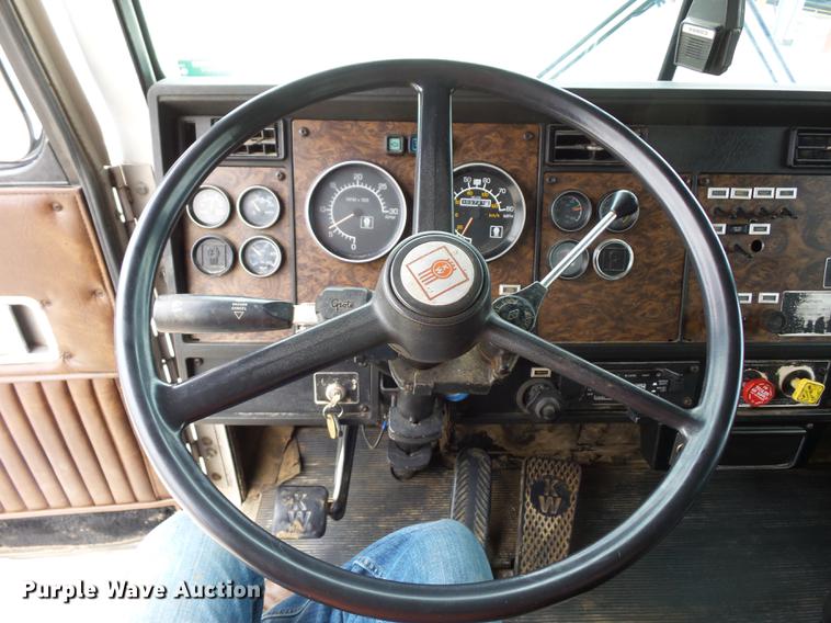 image for item DA0800 1988 Kenworth T800 box truck