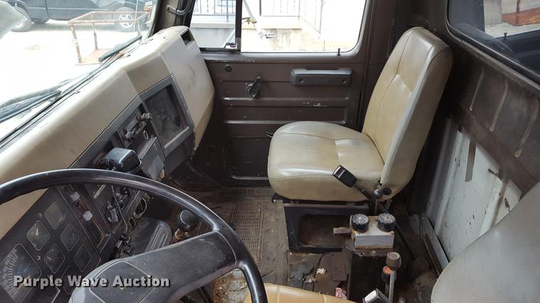 image for item DA0861 1992 International 4700 dump truck