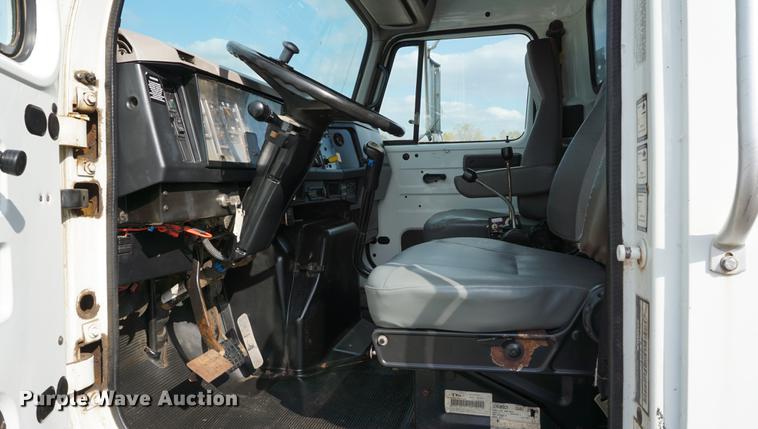 image for item DA1263 2000 International F4900 dump truck