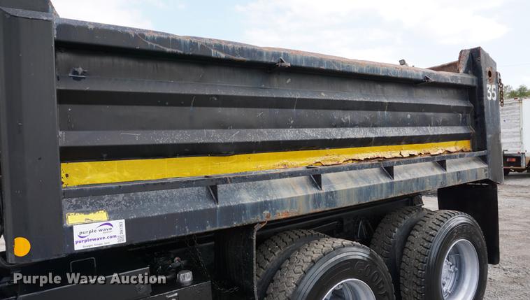 image for item DA1263 2000 International F4900 dump truck