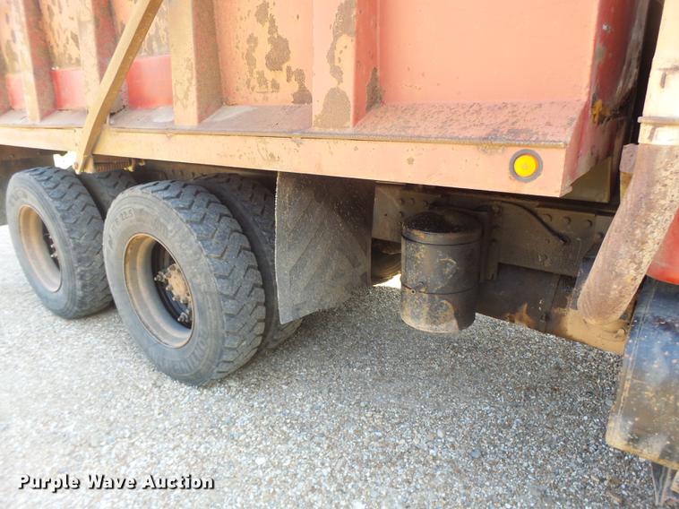image for item DB1462 1997 International 4900 dump truck