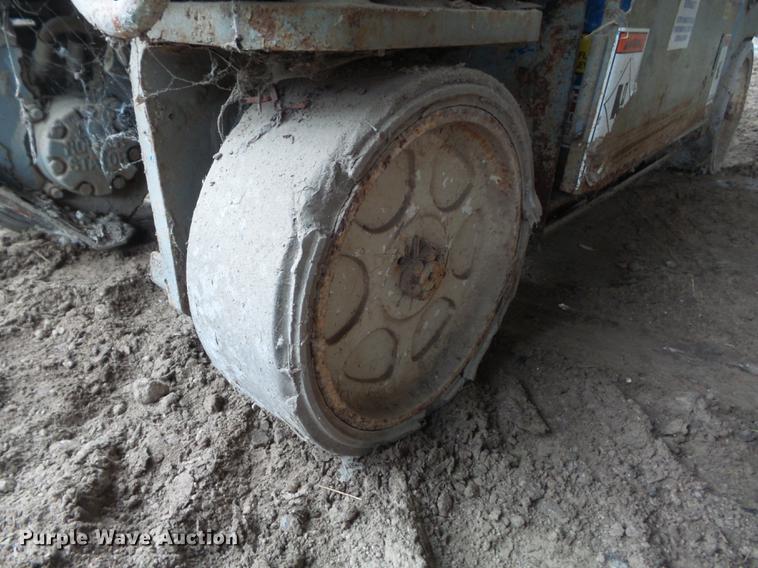 image for item DB6385 2001 Up Right MX19 scissor lift