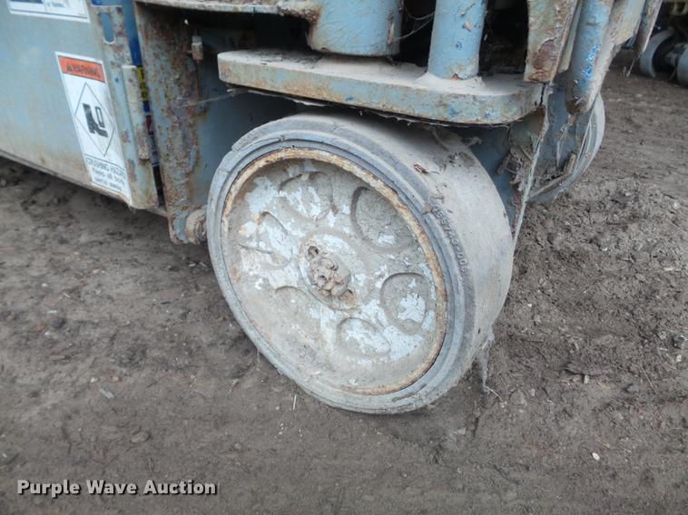 image for item DB6385 2001 Up Right MX19 scissor lift