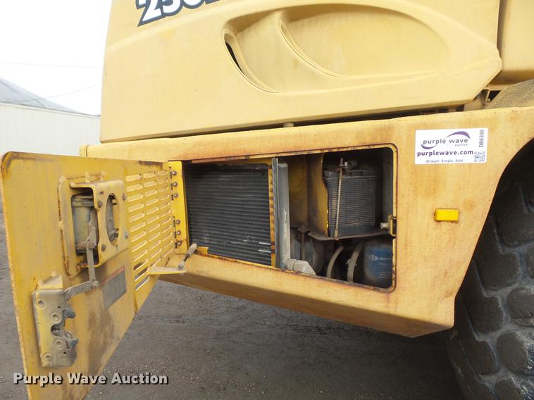 image for item DB6390 2004 John Deere 250D articulated haul truck