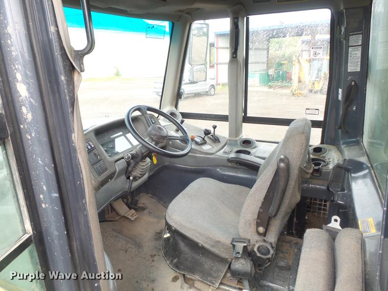 image for item DB6390 2004 John Deere 250D articulated haul truck