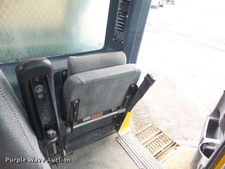 image for item DB6390 2004 John Deere 250D articulated haul truck