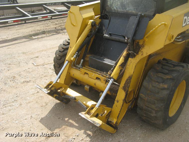 image for item DC2466 2008 John Deere 325 skid steer