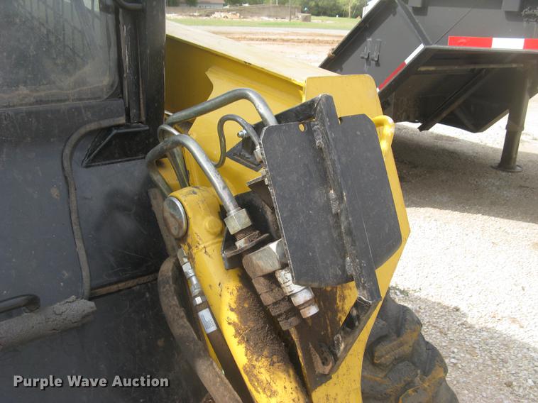 image for item DC2466 2008 John Deere 325 skid steer
