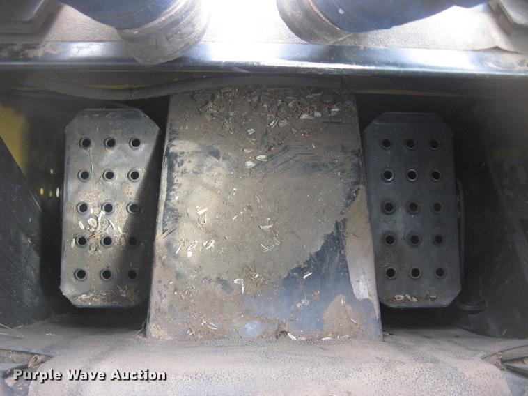 image for item DC2466 2008 John Deere 325 skid steer