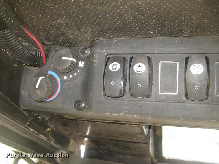 image for item DC2466 2008 John Deere 325 skid steer