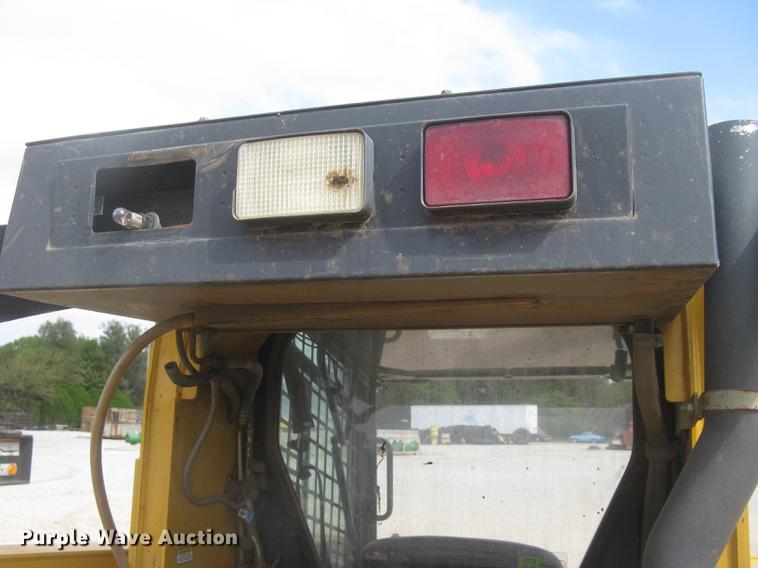 image for item DC2466 2008 John Deere 325 skid steer