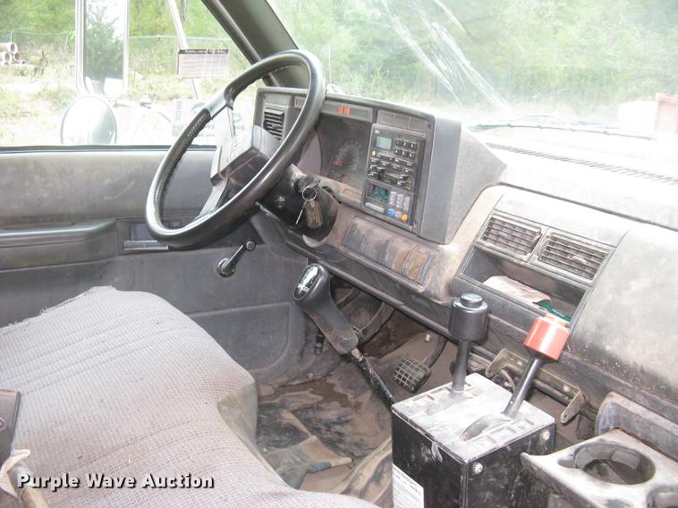 image for item DC2469 2000 GMC C7500 dump truck