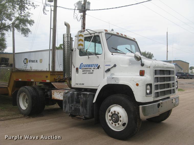 image for item DC2470 1989 International 2375 semi truck