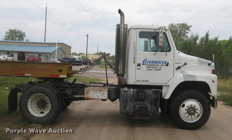 image for item DC2470 1989 International 2375 semi truck