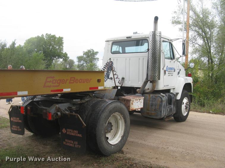 image for item DC2470 1989 International 2375 semi truck