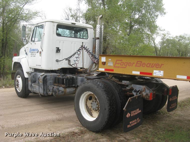 image for item DC2470 1989 International 2375 semi truck