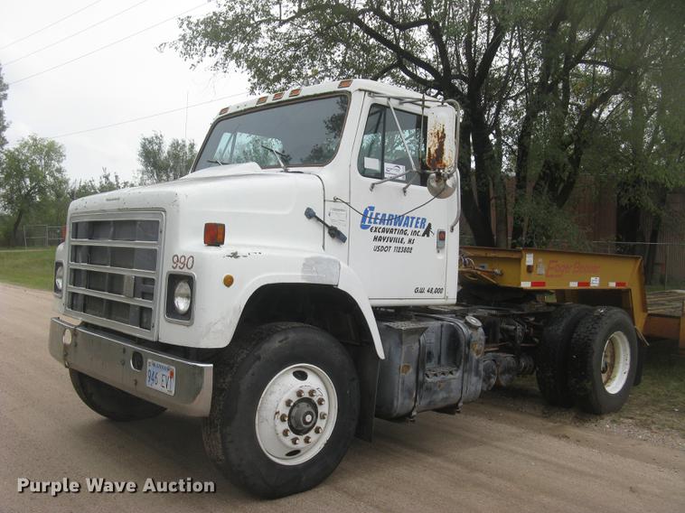 image for item DC2470 1989 International 2375 semi truck