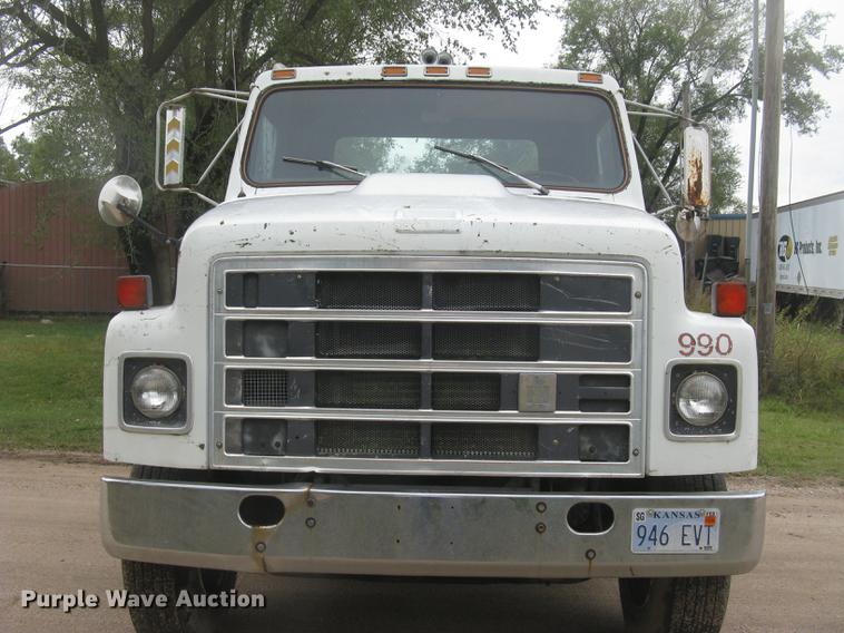 image for item DC2470 1989 International 2375 semi truck