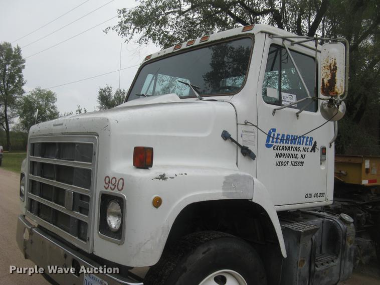 image for item DC2470 1989 International 2375 semi truck