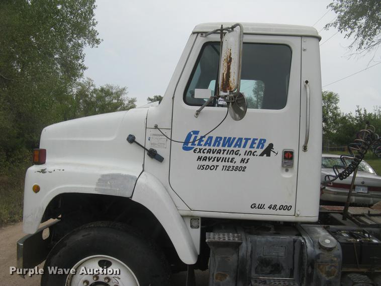 image for item DC2470 1989 International 2375 semi truck