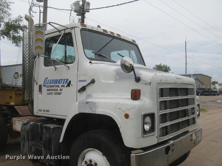 image for item DC2470 1989 International 2375 semi truck